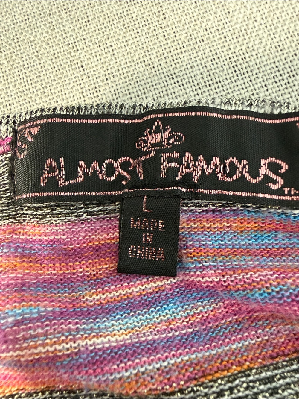 Almost Famous Striped Heathered V-Neck Women’s Top in Gray and Pink SZL - Picture 5 of 15